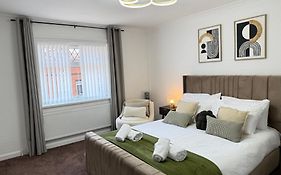 New Refurbished Luxurious Home With Great Transport Links